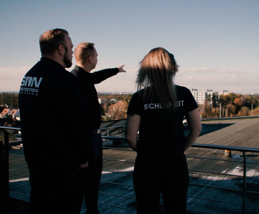 SDN Protection, Employer Branding Film, Mittarbeiter schauen auf Nürnberg